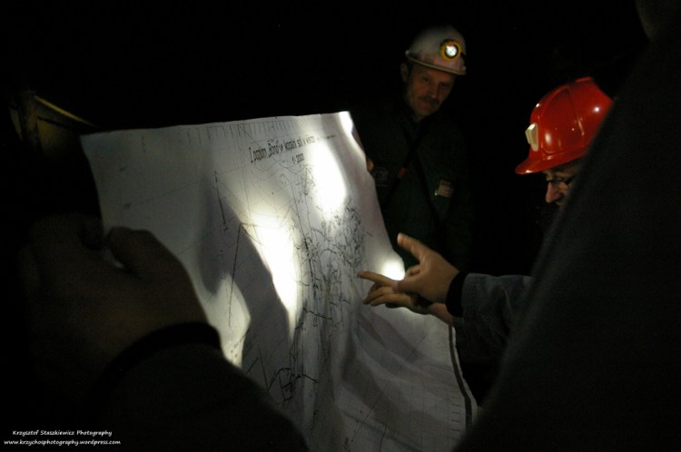 Jeden z wielu elementów przejścia trasy Górniczej w Kopalni Soli w Wieliczce, czyli odszukiwanie na mapie kopalni, gdzie jesteśmy i w którą stronę musimy się udać.  Wielkie pozdrowienia dla naszego Przodownika za  świetne oprowadzanie.