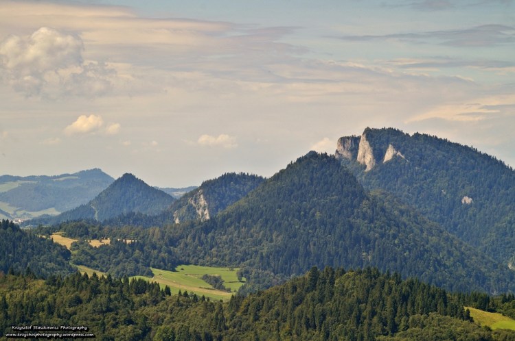Pieniny, dwóch pierwszych szczytów (no tak na dobrą sprawę to trzech) od prawej nie trzeba chyba nikomu przedstawiać.