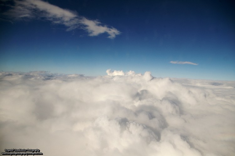 Najpiękniejsze widoki jakie mogą być, czyli lot tuż ponad chmurami. 
