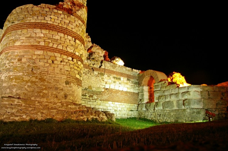 Mury miasta Nessebar. Mury są pierwszą rzeczą jaka się rzuca w oczy po przyjeździe do tego miasta. Na zdjęciu pozostałości po bizantyjska bramie obronnej z V w 