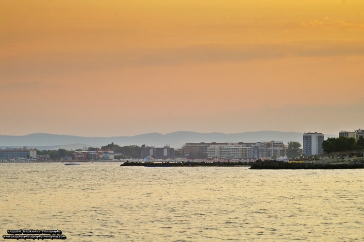 Widok z mola w miejscowości Sveti Vlas. Na zdjęciu widać niewielką część zabudowań w Słonecznym Brzegu.