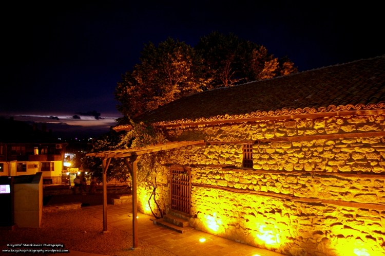 Ruiny w mieście Nessebar. W tle, na niebie widać jeszcze, że ciemno zrobiło się dosłownie parę chwil wcześniej. 