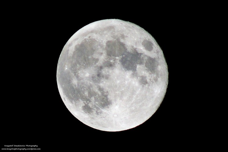 Pełnia księżyca złapana obiektywem 500mm. A tak prawdę mówiąc to same 500mm dało wiele, ale, żeby osiągnąć efekt końcowy było jeszcze sporo kadrowania. Szumy na zdjęciu, powiem tak miałem dwie opcje do wyboru, albo podnieść czułość (a w związku z tym szumy), albo mieć poruszone zdjęcie. Wybór oczywisty