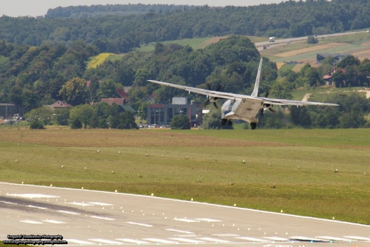 ,,Kasia" podczas lądowania na EPKK, jej podeście było wykonywane na krótkiej prostej, co widać po tym, że w zasadzie tuż nad pasem pilot wyprowadził ją z łuku. 