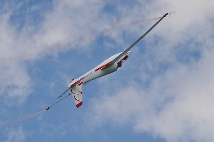 Szybowiec akrobacyjny pilotowany przez pilota Jerzego Makula, podczas X Małopolskiego Pikniku Lotniczego. 