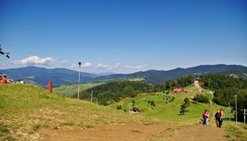 Widok z Szafranówki, na wprost szczyt, którego nikomu nie trzeba przedstawiać, czyli Palenica, na lewo od niej, najwyższy szczyt w tle to Turbacz. 