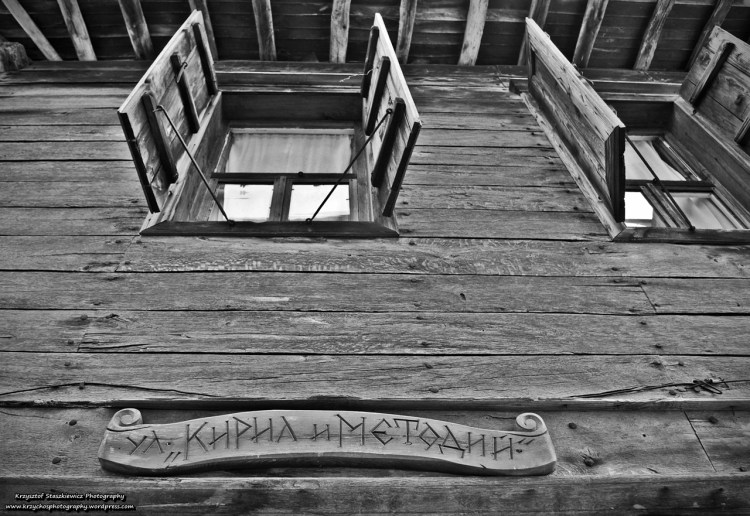 Drewniana elewacja jednego z wielu domów, które znajdują się w zabytkowej części miasta Sozopol.