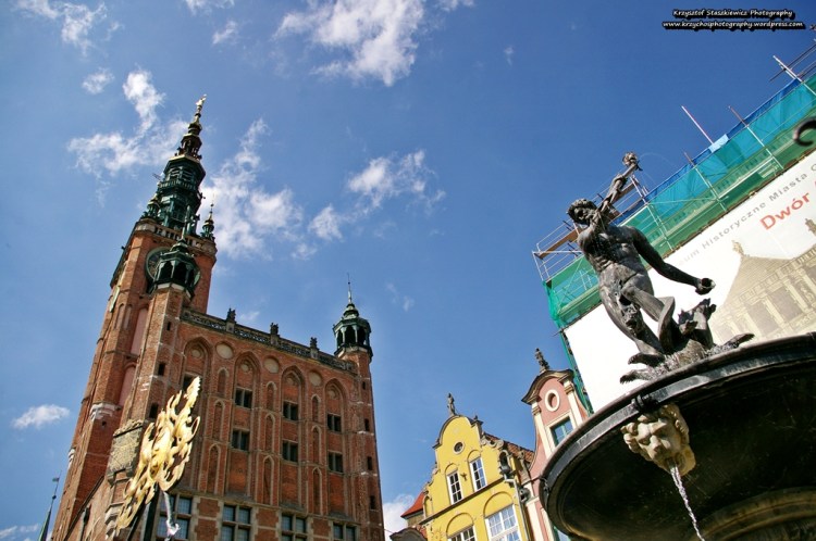 Fontanna Neptuna wraz z Ratuszem Głównego Miasta w Gdańsku. 