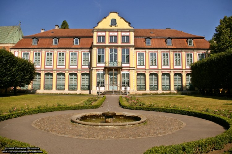 Nowy Pałac Opatów w Oliwie, zbudowany w latach 1754-1756, utrzymany w stylu Rokoko. 