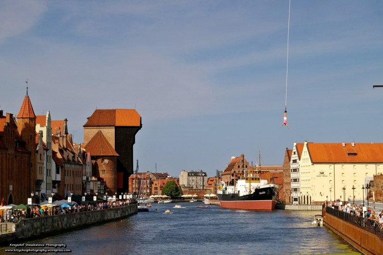 Motława i Główne Miasto w Gdańsku. Po prawej stronie SS Sołdek, na lewym brzegu Żuraw, a z góry taki mały spadający bonus, czyli skok na Bungee. 