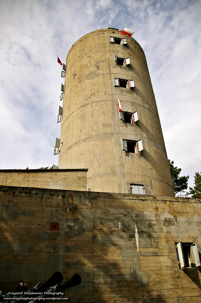 Wieża kierowania ogniem. Dawniej w wieży mieściły się stanowiska dowodzenia największej na świecie baterii 406 mm Schleswig-Holstein. Obecnie pomieszczenia te zmienione są na ekspozycje muzealne Muzeum Obrony Wybrzeża.