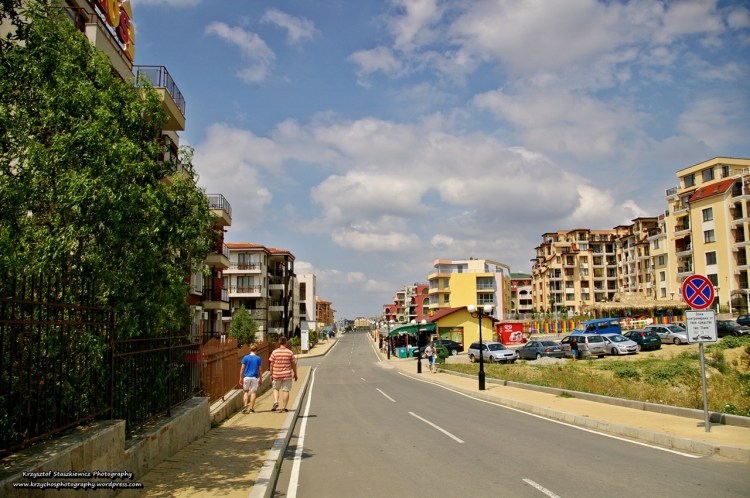 Jedna z wielu uliczek w miejscowości Sveti Vlas. Wszędzie gdzie się popatrzy to są apartamenty, hotele, ośrodki lub... puste budynki i tak w całym miasteczku.