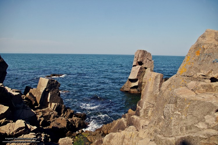 Przepiękne, skalne wybrzeże w starej części Sozopolu. 
