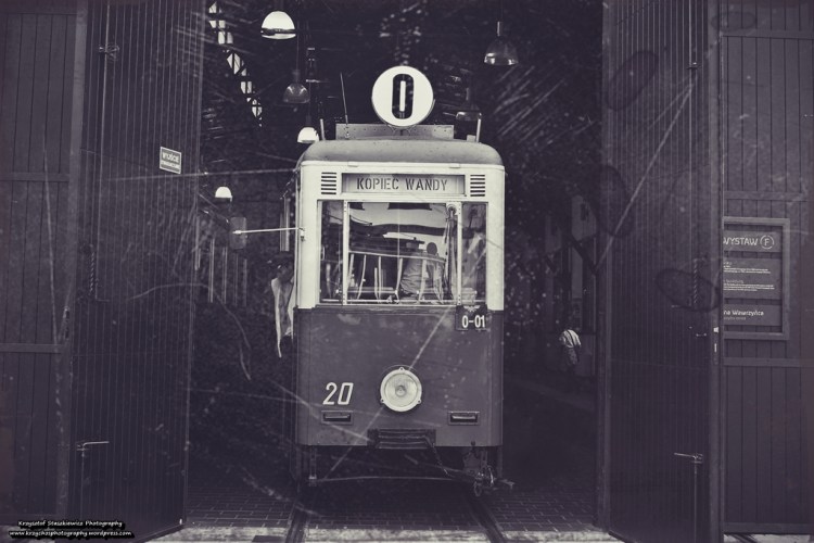 Zabytkowy ,,Ufok" tuż przed wyjazdem z Hali Muzeum Inżynierii Miejskiej.