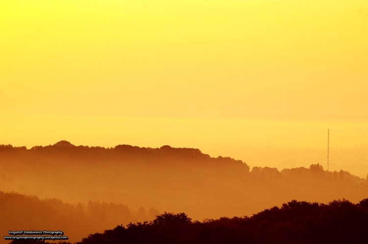 Kopiec Kościuszki podczas mglistego poranka sfotografowany z ,,brata" czyli Kopca Piłsudskiego. 