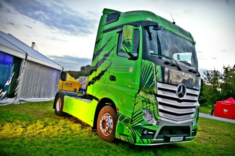 Nowy, prześliczny Mercedes-Benz Actros na wystawie podczas Mistrzostw Świata Kierowców Zawodowych.