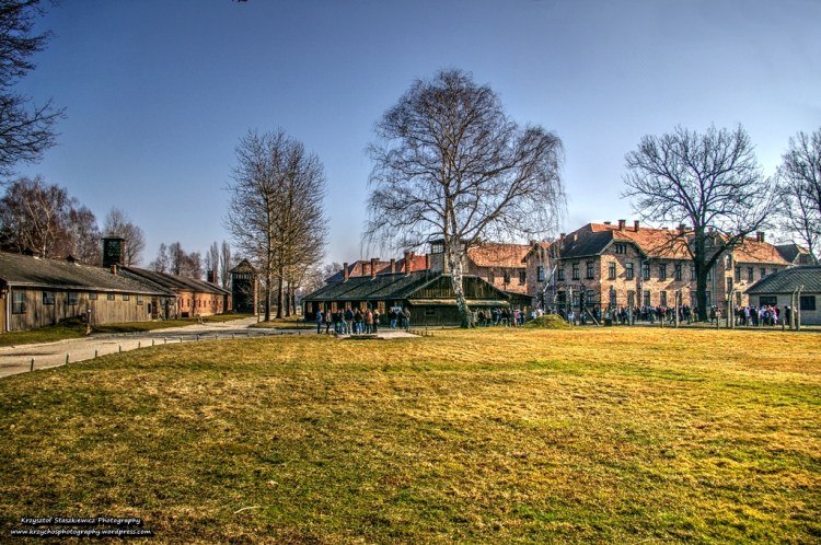 Tuż przed wejściem do byłego obozu Auschitz