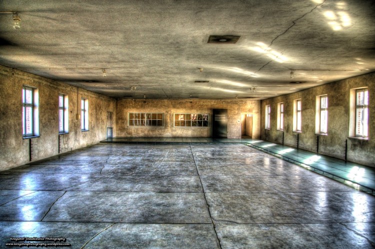 Jedno z pierwszych miejsc  w które byli prowadzeni więźniowie w obozie Birkenau.