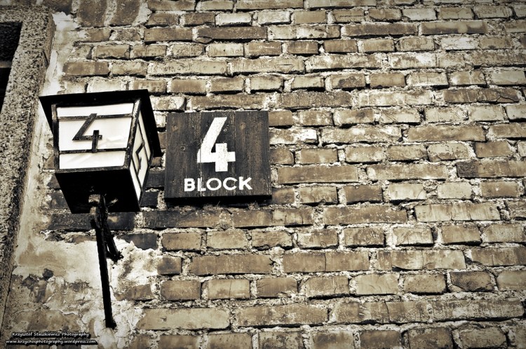 Tabliczka i lampa przed Blokiem 4 byłego obozu Auschwitz.