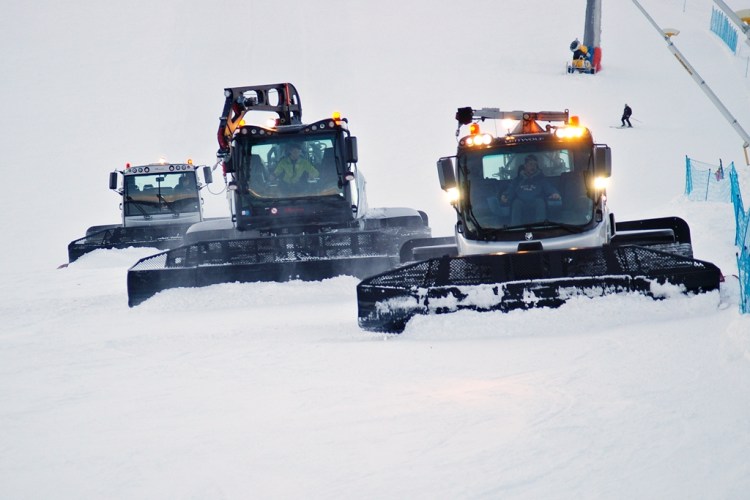 Kolejny dzień białego szaleństwa zakończony, narciarze rozeszli się do centrum miasta, a tymczasem pracownicy odpowiedzialni za utrzymanie stoku zaczynają całonocną, ciężką pracę.