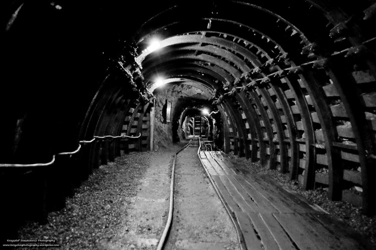 Pozostałości torowiska w Kopalni Złota w Złotym Stoku. Kopalnia bardzo fajna, dobrze jest się w niej schłodzić w upalny dzień (temperatura w Kopalni wynosi ok 10st). Ciekawostką jest to, że w kopalni znajduje się pięknie oświetlony wodospad... znaczy... znajduje się wodospad, pod warunkiem, że nie ma takiej suszy, jak w chwili obecnej... bo obecnie wodospad, zwyczajnie... wysechł. 