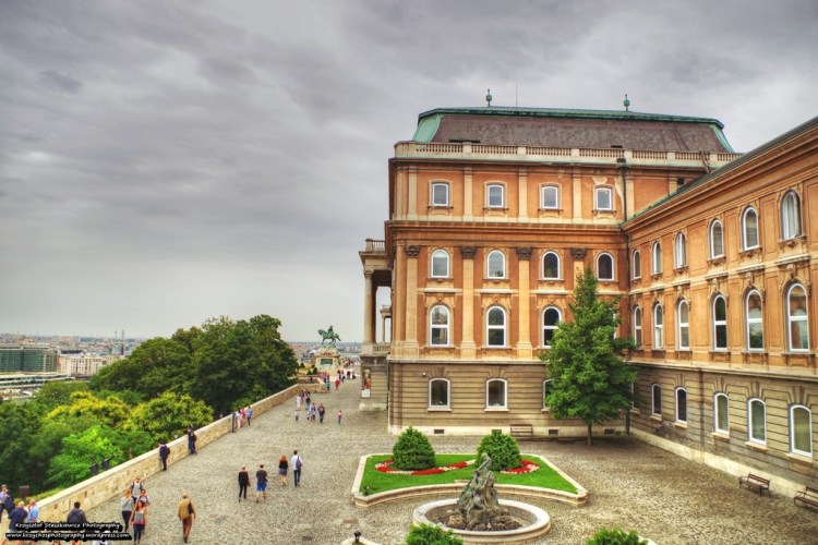 Zamek Królewski w Budapeszcie. Na drugim planie widać pomnik księcia Eugeniusza Sabaudzkiego.