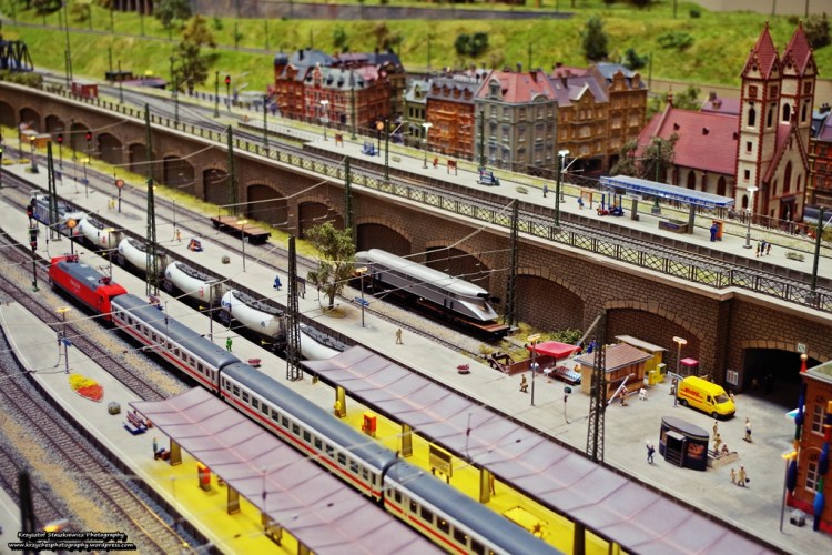 Miniversum w Budapeszcie, czyli obowiązkowa pozycja dla każdego miłośnika miniaturowego świata. Wystawa składa się z ogromnej makiety, na której zachowane jest bardzo wiele detali. Jest też kilka mniejszych makiet, na których pociągi się nie poruszają.  Dla dzieci przewidziano również pewną atrakcję. Otóż makieta jest ,,interaktywna". Po przyciśnięciu danego przycisku, który jest przy barierce, uruchamia się pewne zdarzenia np. helikopter obraca śmigłami, gdzie indziej słychać głosy zwierząt itd. 