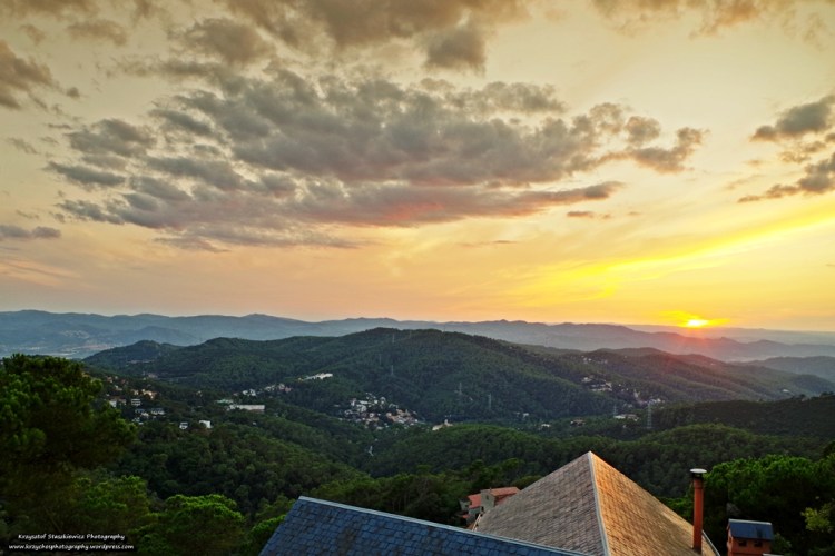 Zachód słońca ze wzgórza Tibidabo.