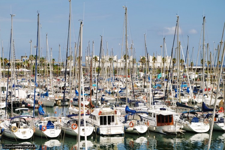 Port Barcelona to nie tylko promy (jak na poprzednim zdjęciu z tego portu), to też dziesiątki mniejszym i większych jachtów i żaglówek.