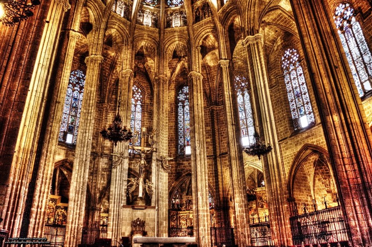 Prezbiterium i główny ołtarz w Katedrze w Barcelonie.