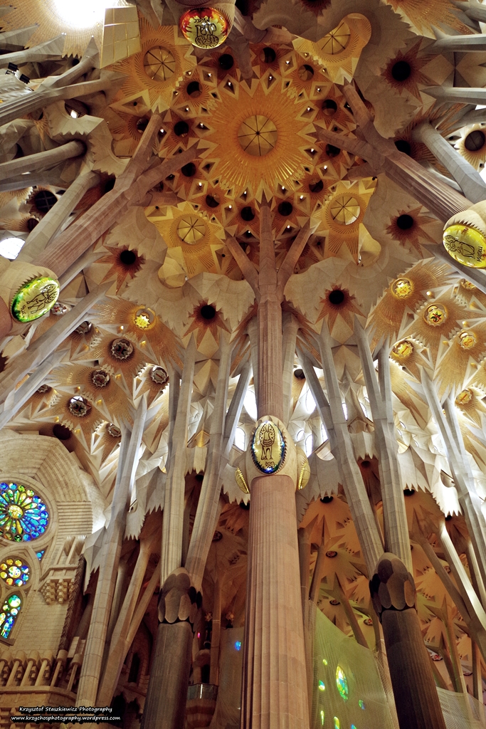 Sklepienie świątyni Sagrada Familia. 