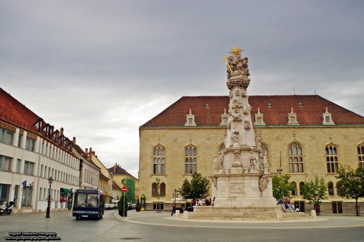 Pomnik Trójcy Świętej w Budapeszcie... I motyw z Ikarusem, który jeździ do Starego  Miasta z centrum Budapesztu. Jest to alternatywa jeśli ktoś nie chce wydawać pieniędzy na kolejkę zębatą lub nie chce wychodzić na nogach... I jest to stosunkowo dobra alternatywa, gdyż autobusy jeżdżą średnio co 2-4min.