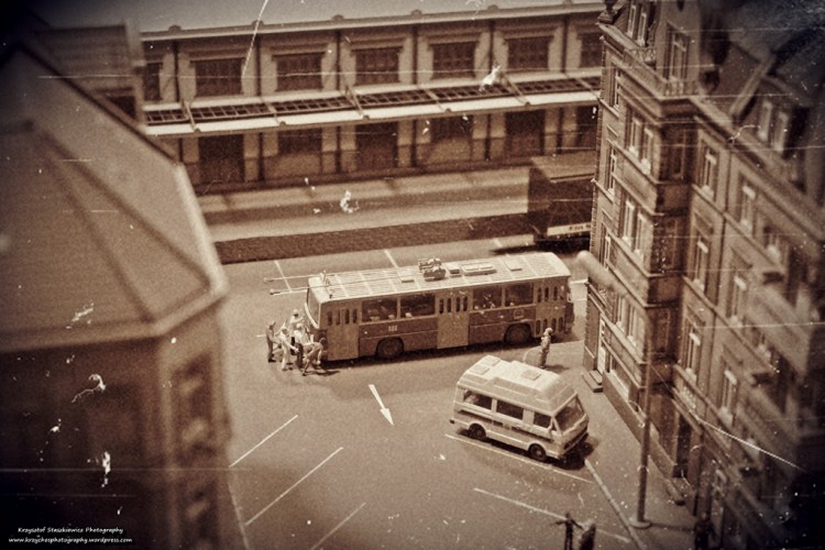 Scenka prezentująca jedną z sytuacji, która niegdyś nie była niczym niezwykłym... W tym momencie podejrzewam, że jakby kierowca autobusu, tudzież trolejbusu poprosił o popchanie... to ludzie niezbyt chętnie by do tego podeszli. W roli głównej, kultowy Ikarus 260T.