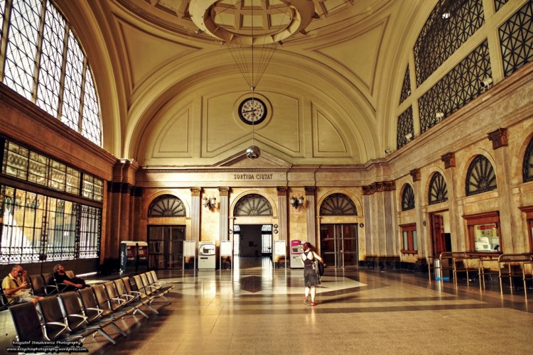Wnętrze hali zabytkowego dworca Barcelona Estació de França.