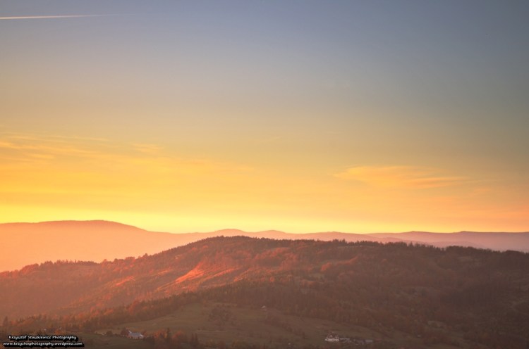 Ostatnie promienie słońca na szlaku ze schroniska na szlaku Pod Lipowskim Wierchem - Nad Halą Cukiernica.