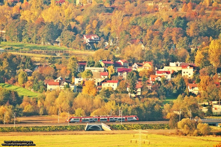 EN64 w jesiennej scenerii.