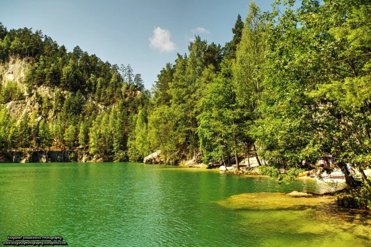 Na wejściu do  Adrszpaskich Skał wita nas jeziorko, które powstało w wyniku zalania będącego tu niegdyś kamieniołomu. Obecnie można tutaj popływać łódeczkami... Eh tak bardzo bym chciał, by tak kiedyś wyglądał nasz Zakrzówek, by można było tak z niego korzystać.