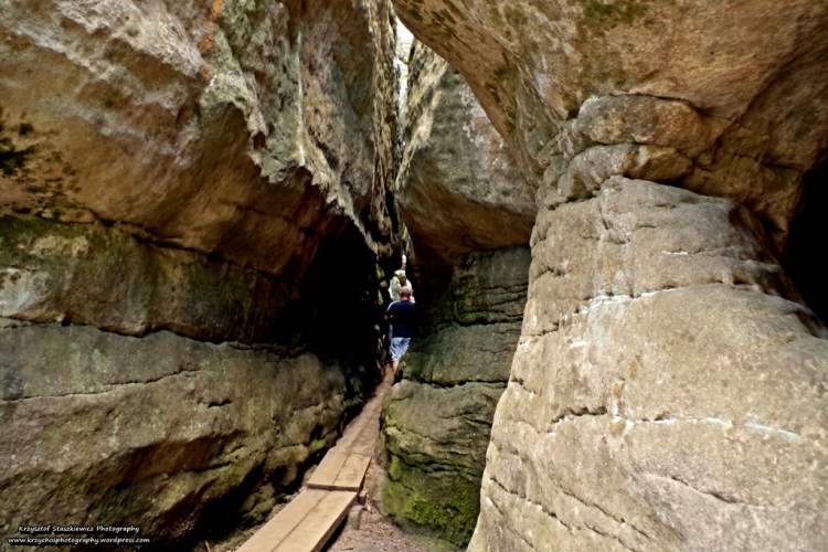 Jak widać, na szlaku w Błędnych Skałach dobrze być... nieco chudym, albo trzeba non stop wciągać brzuch... A najłatwiej przejść ten szlak to mają chyba dzieci.... Chociaż z drugiej strony co to za zabawa przejść szlak i nie mieć z tym żadnych problemów?