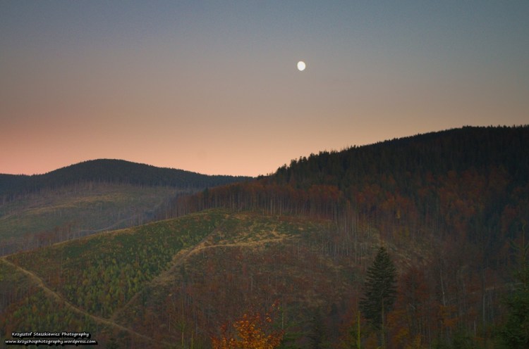 Ostatnie chwile na wykonanie zdjęcia Beskidów wraz z księżycem. 