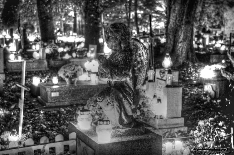 Rzeźba anioła, na jednym z grobów na Cmentarzu Rakowickim.