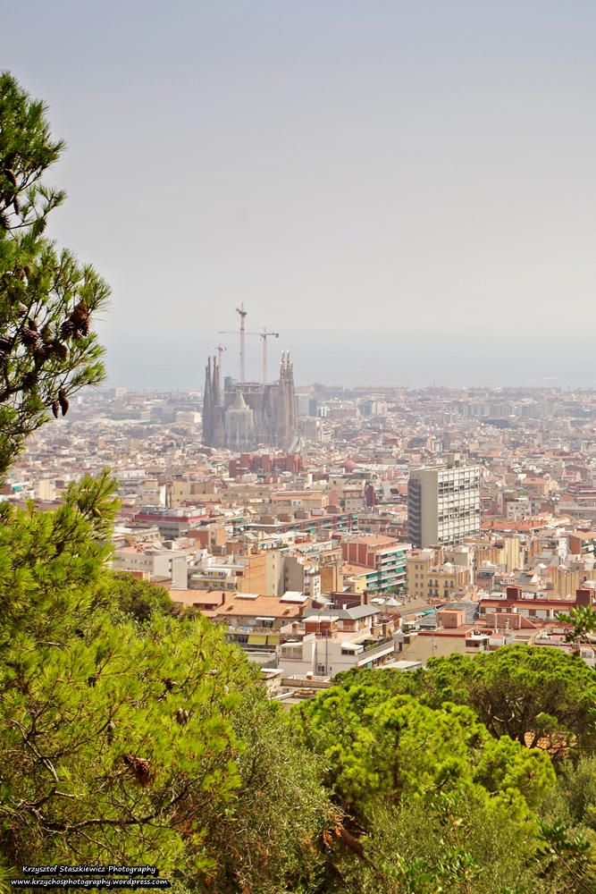 Widok z Parku Güell. Oczywiście pierwsze co się rzuca w oczy to Familia Sagrada. 