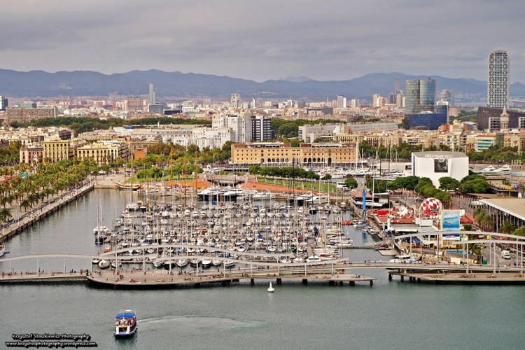 Port Jachtowy, sfotografowany z kolejki linowej, chwilę po przejeździe przez wieże (niegdyś przystanek) Torre Jaume I