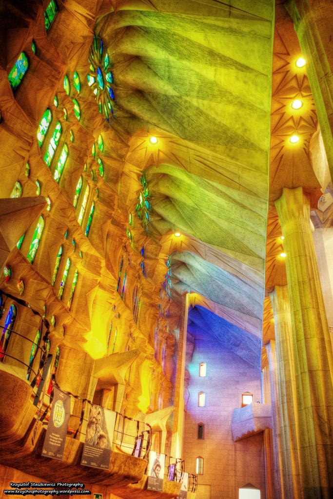 Wnętrze świątyni Sagrada Familia i niesamowita gra kolorów, która została stworzona dzięki witrażom.