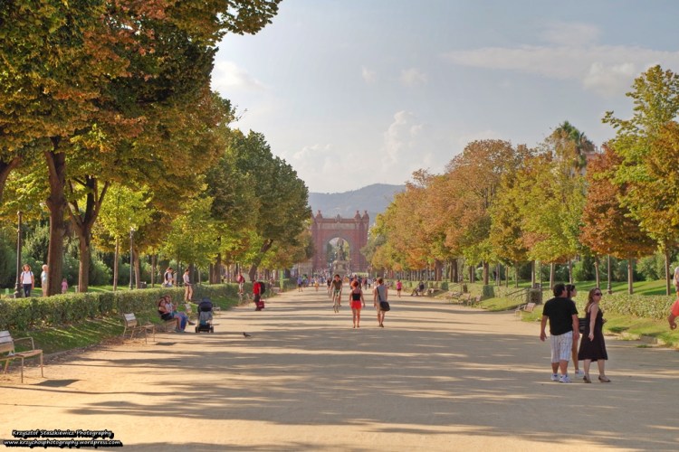 Główna aleja w parku de la Ciutadella w Barcelonie. W tle widoczny jest Łuk Triumfalny.