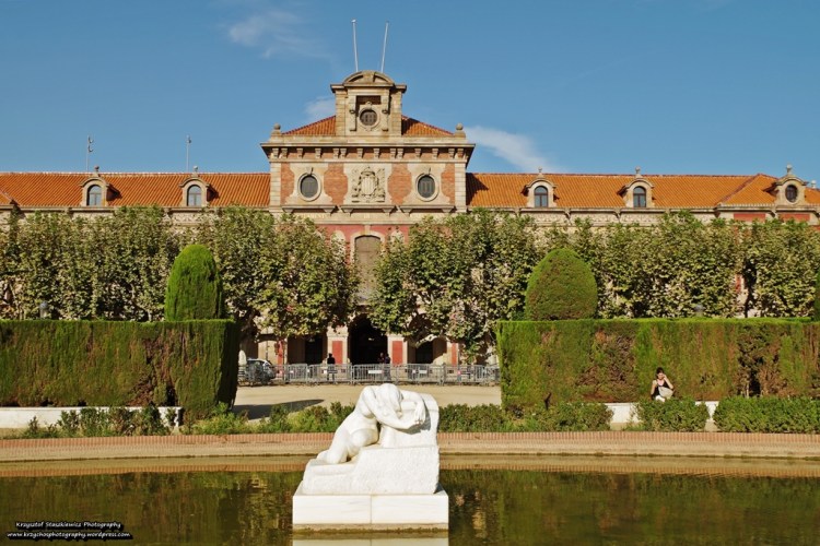 Parlament w Barcelonie i... dosyć ciekawa rzeźba tuż przed nim.