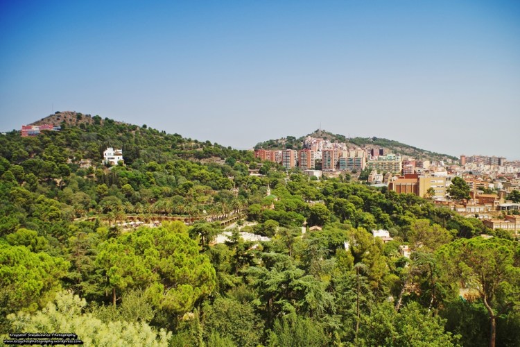 Widok na okolicę Parku Guell. Taki widok można zobaczyć na jednym z okolicznych wzgórz, na które można dostać się bezpośrednio z parku.