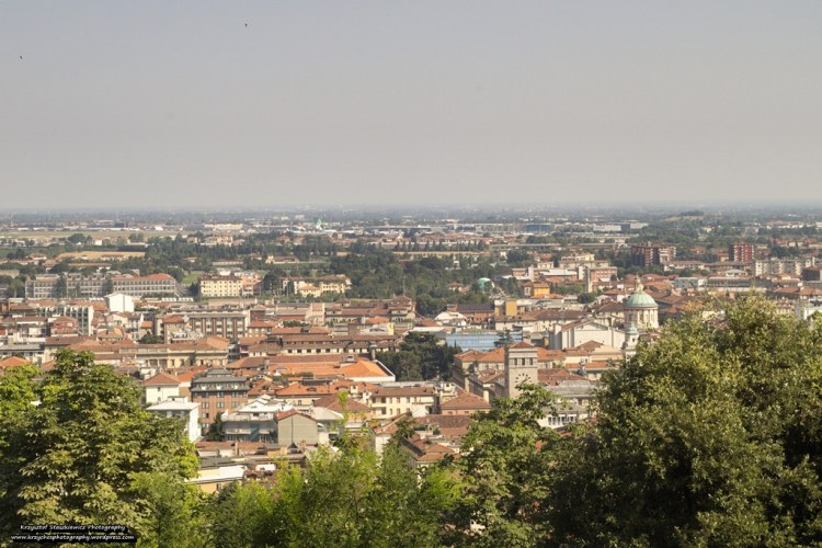 Widok Bergamo z kolejki linowo-terenowej łączącej dolną część miasta,  z górną zabytkową częścią Bergamo. 