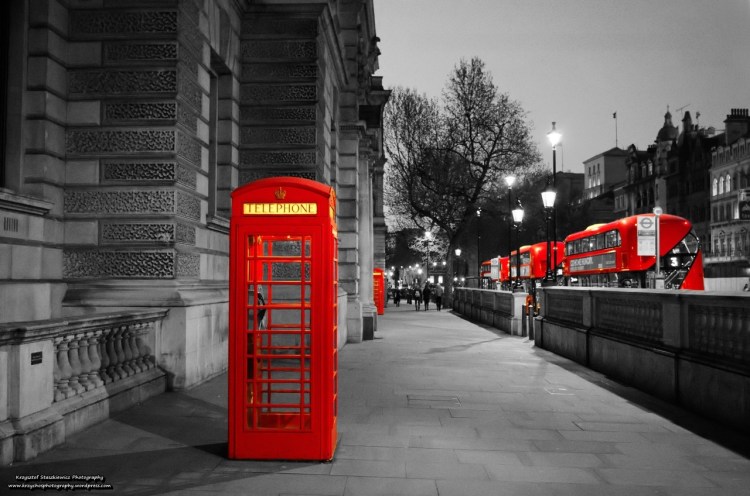Słynna czerwona budka telefoniczna (a nawet dwie) w Londynie, pod osłoną nocy. A ponieważ zrobione w nocy, to aż się prosiło o małą przeróbkę zdjęcia. 