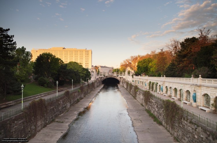 Poranek w Stadtparku w Wiedniu. Spokój, cisza, ptaszki ćwierkają, zero turystów... Można się przez chwilę poczuć, jakby się było w zupełnie innym miejscu, cieżko powiedzieć jakim, ale na pewno nie jak w stolicy. Zresztą to nie jeden taki park w  Wiedniu, gdzie można doznać takiego odczucia. 