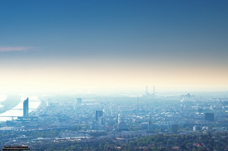 Wiedeń sfotografowany z Kahlenbergu.. niestety nad miastem unosiła się delikatna mgiełka, która zepsuła zdjęcie. 